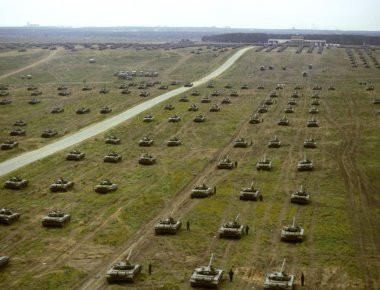 Η ρωσική επίλεκτη 1η Τεθωρακισμένη Στρατιά στα σύνορα του ΝΑΤΟ